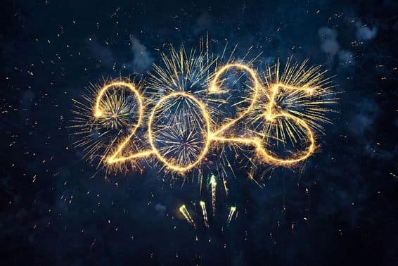 नए साल की शुभकामनाएं 2025, स्वर्ण आतिशबाजी और झिलमिलाते अंक, 2025 रात के नीले आकाश के खिलाफ।