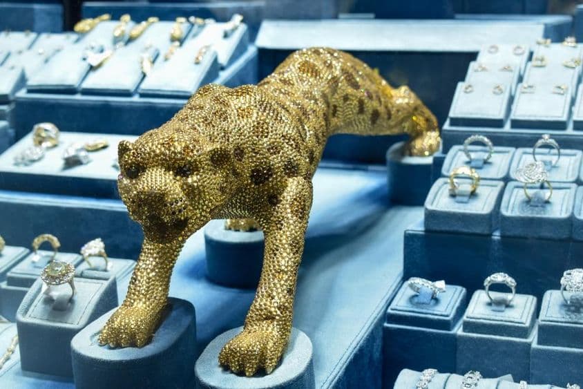 गोल्ड मार्केट में हीरों से जड़ा सुनहरा तेंदुआ आकृति।