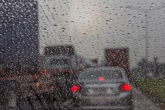 विंडो के पार से दुबई में बारिश।