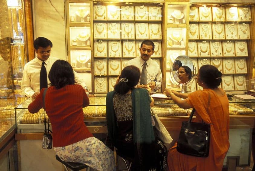 दुबई शहर के पुराने हिस्से के सूक या बाजार में सोने की दुकान।