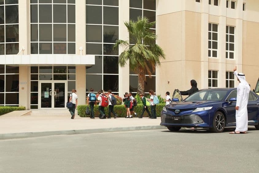 स्कूल ले जाते हुए अरबी दंपति उनके बच्चों के साथ।