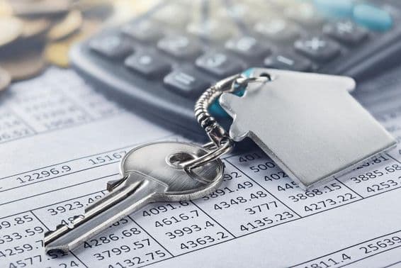 रियल एस्टेट, घर के प्रतीक के साथ चाबी का गुच्छा।