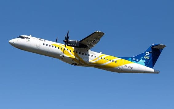 आकाश में ATR 72-600 विमान