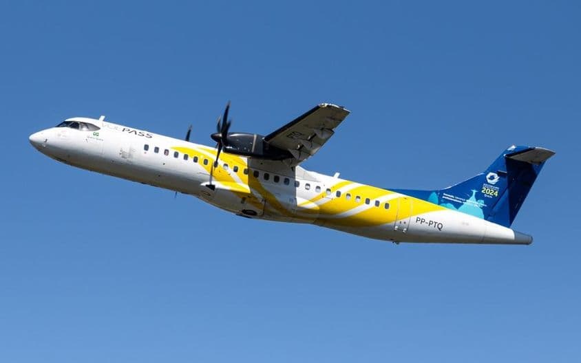 आकाश में ATR 72-600 विमान