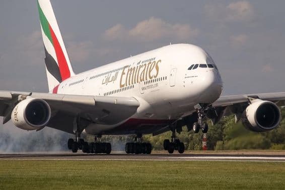 लैंडिंग के दौरान एमिरेट्स एयरबस A380 विमान।