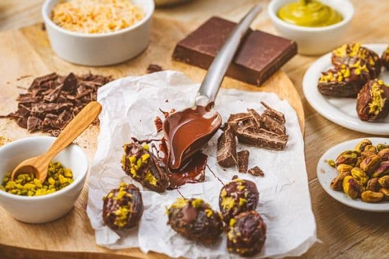 स्वादिष्ट मिठाई, पिस्ता मूज़ भरी खजूर, दुबई का एक लोकप्रिय चॉकलेट विकल्प।