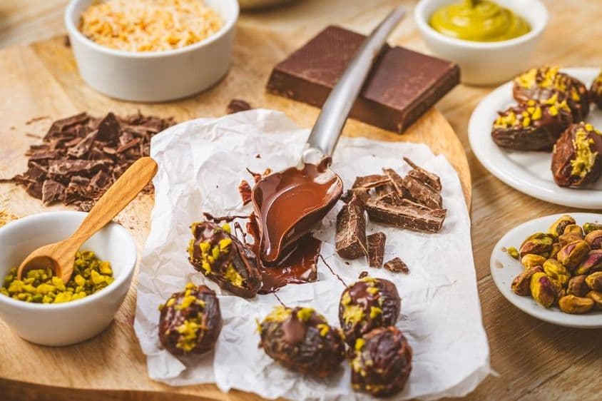 स्वादिष्ट मिठाई, पिस्ता मूज़ भरी खजूर, दुबई का एक लोकप्रिय चॉकलेट विकल्प।