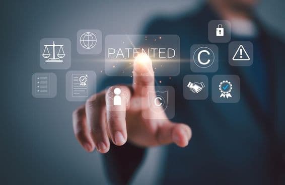 टचस्क्रीन जिसके ऊपर कॉपीराइट और पेटेंटेड बौद्धिक संपत्ति के प्रतीक चिह्न हैं।