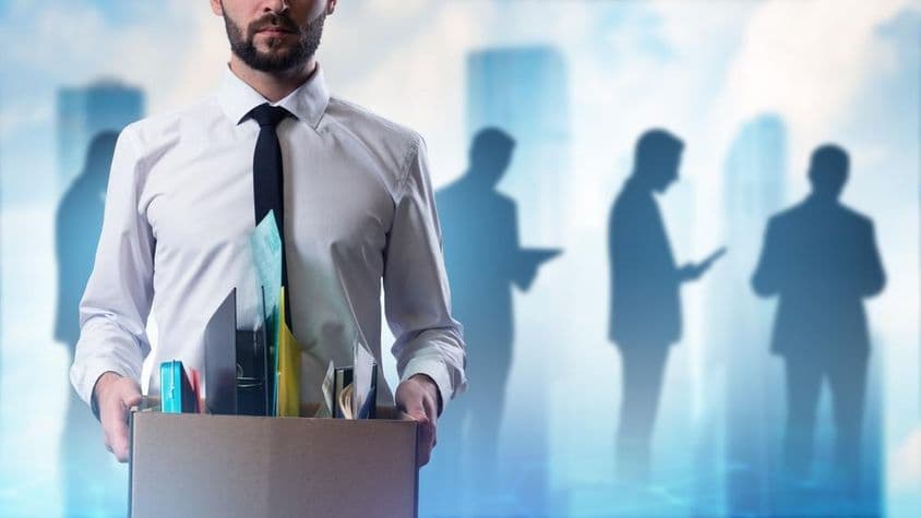 काम की शुरुआत करते हुए पुरुषों की परछाईं।