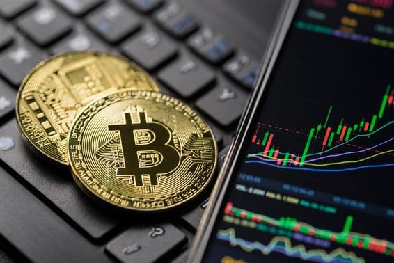 स्मार्टफोन पर बिटकॉइन गोल्ड क्रिप्टोक्यूरेंसी ट्रेडिंग चार्ट।