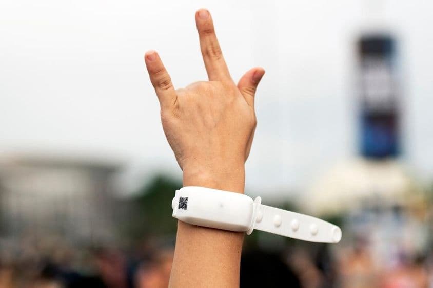 फैन का हाथ हवा में।