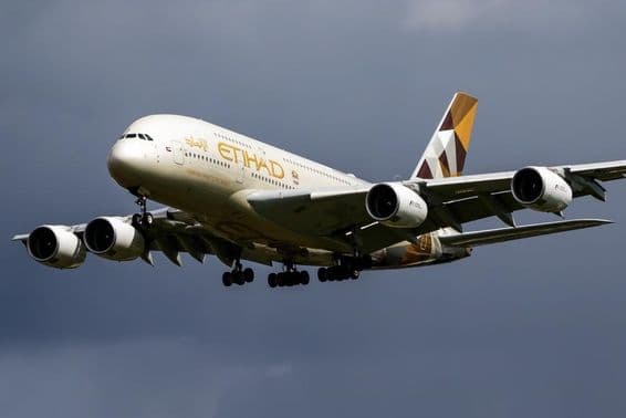 एतिहाद एयरवेज का यात्री विमान हवा में उड़ता हुआ।