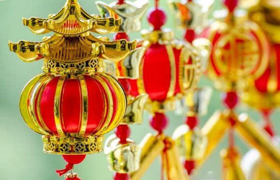 चीनी नववर्ष के लिए लालटेन और सजावट के साथ भाग्य और आशीर्वाद का चीनी शब्द।