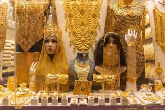 दुबई गोल्ड सूक में प्रदर्शित महिलाओं के आभूषण।