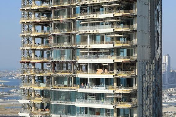 दुबई शहर में गगनचुंबी इमारत निर्माण।