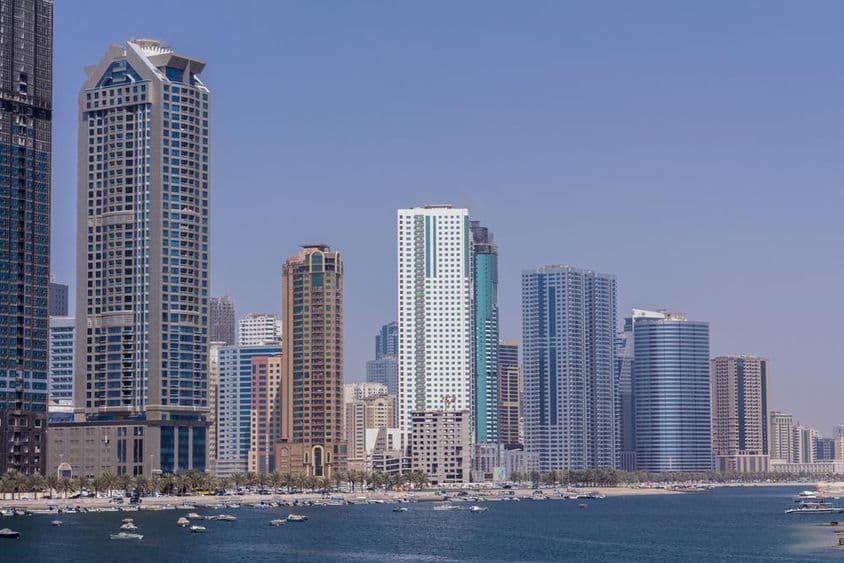 शारजाह की गगनचुंबी इमारतें जलस्रोतों के किनारे।