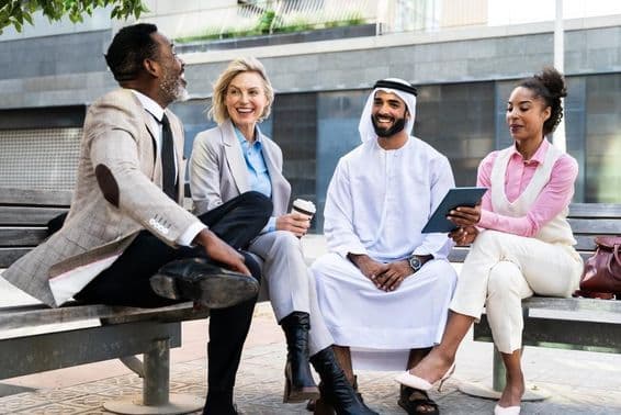 दुबई में एक अमीराती व्यवसायी के साथ बैठक कर रहे व्यवसायियों का समूह।