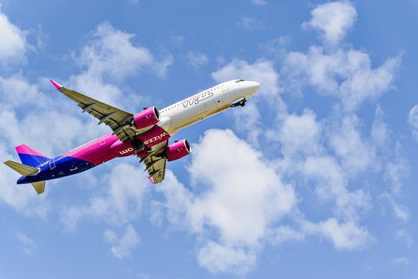 विज़ एयर एयरबस A321 विमान टेकऑफ करता हुआ।