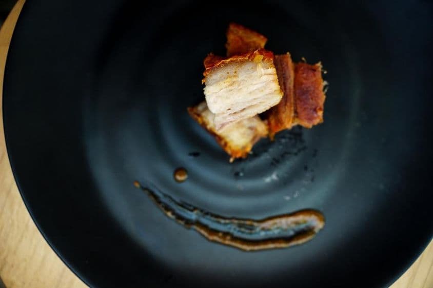 दुबई, संयुक्त अरब अमीरात में एक स्वादिष्ट कुरकुरा पोर्क की प्लेट।