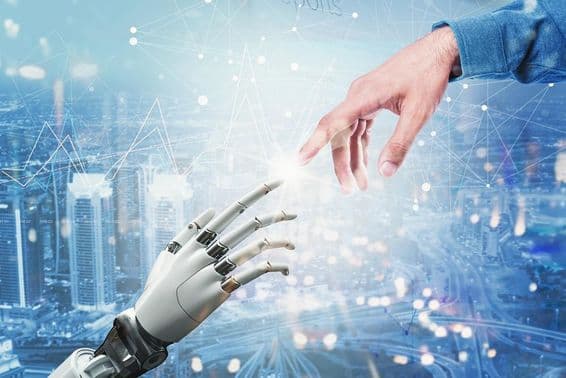 भविष्य के शहर के दृश्य के ऊपर मानव हाथ से मिलते हुए 3डी रोबोटिक हाथ।