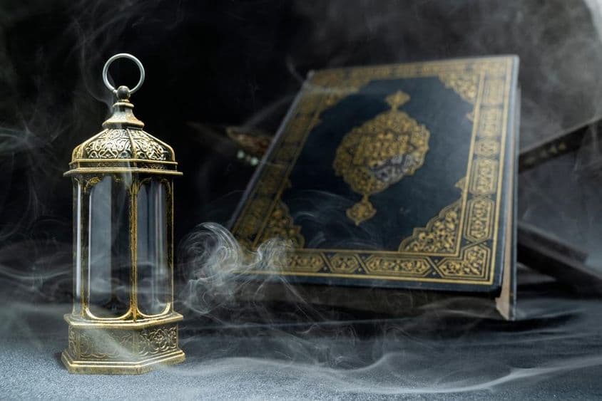 अरबी लालटेन के साथ कुरान।