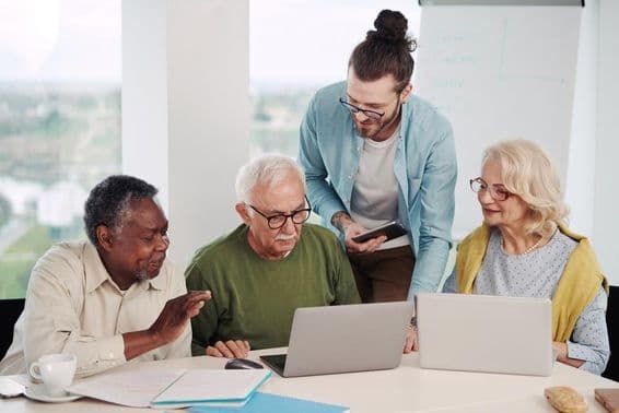 आधुनिक दुनिया में सोशल मीडिया के उपयोग को समझाते हुए शिक्षक।