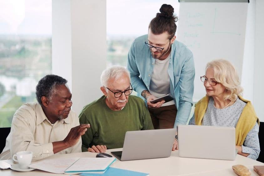 आधुनिक दुनिया में सोशल मीडिया के उपयोग को समझाते हुए शिक्षक।