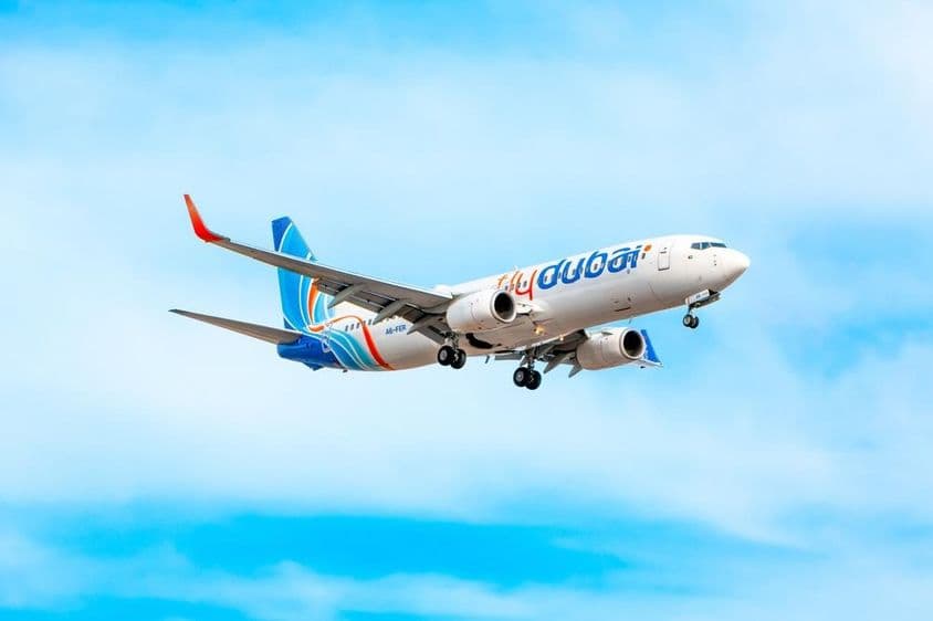 फ्लाईदुबई बोइंग 737-800 (A6-FER) लैंडिंग करते हुए।