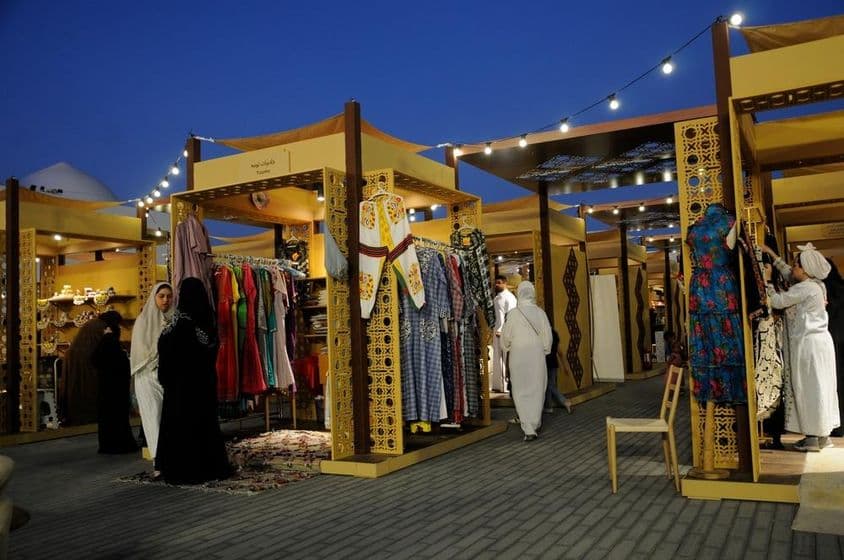 सौंदर्यपूर्ण ऐतिहासिक तटीय शहर का रमजान बाजार