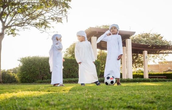 बाहर खेलते और आनंद लेते मिडिल ईस्ट के बच्चों का समूह।