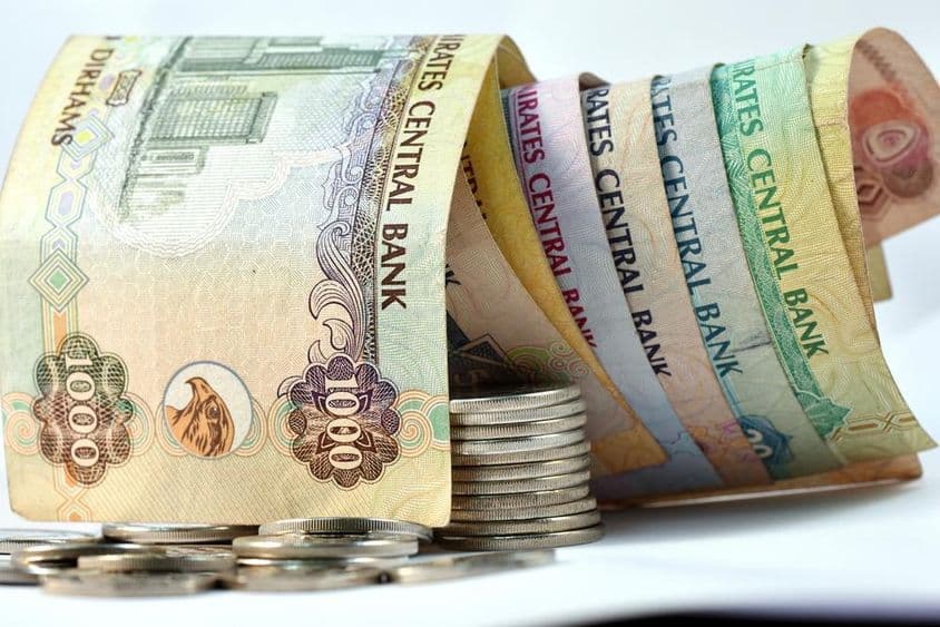 संयुक्त अरब अमीरात में दिरहम के नोट और सिक्के।