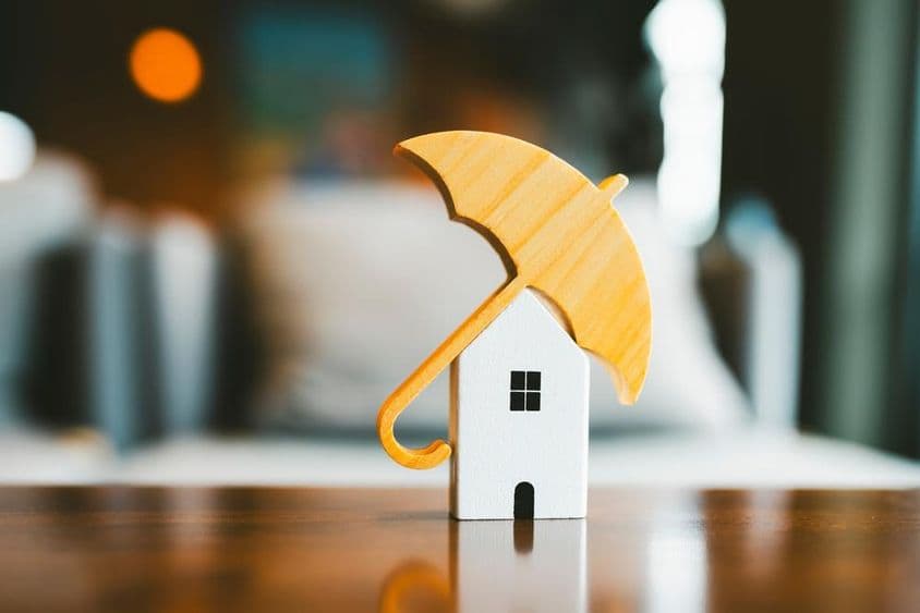 लकड़ी के घर पर मॉडल छतरी, गृह बीमा।