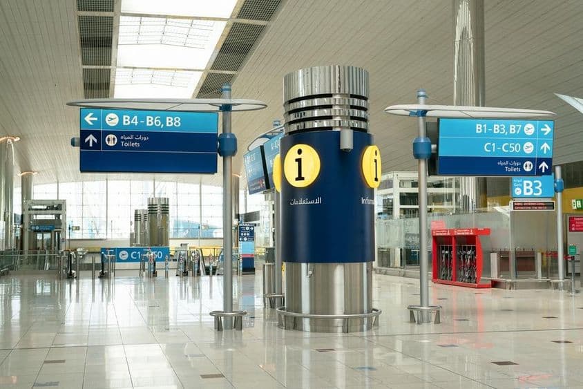 दुबई अंतरराष्ट्रीय हवाई अड्डे का अंदरूनी दृश्य।