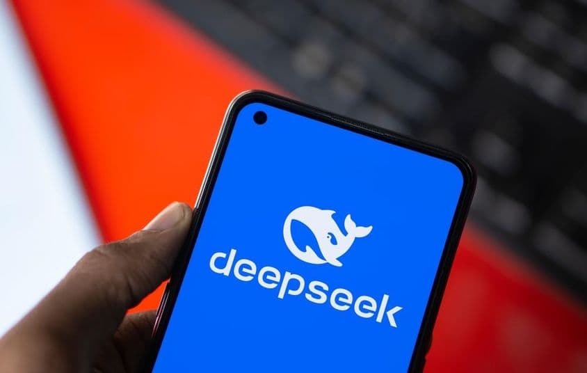 डीपसीक एआई के लोगो का स्मार्टफोन पर प्रदर्शन।