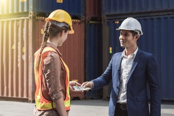 नियोक्ता ने कार्य पूरा होने पर कर्मचारी को भुगतान किया।