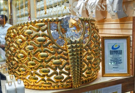 दुबई गोल्ड सोक में प्रदर्शित विश्व की सबसे बड़ी सोने की अंगूठी।