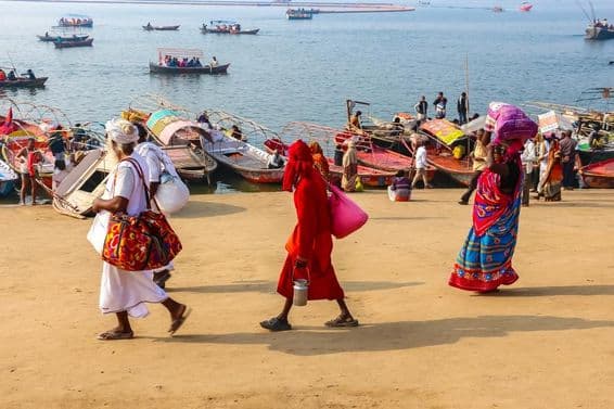 प्रयागराज में कुंभ मेला उत्सव में आते हुए श्रद्धालु।