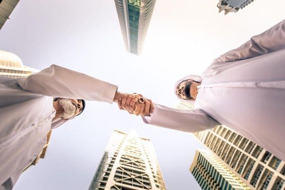 दुबई, संयुक्त अरब अमीरात में बाहर बैठक करते हुए व्यापारी लोग।