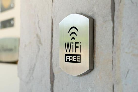 एक होटल की दीवार पर धातु का WIFI संकेत।