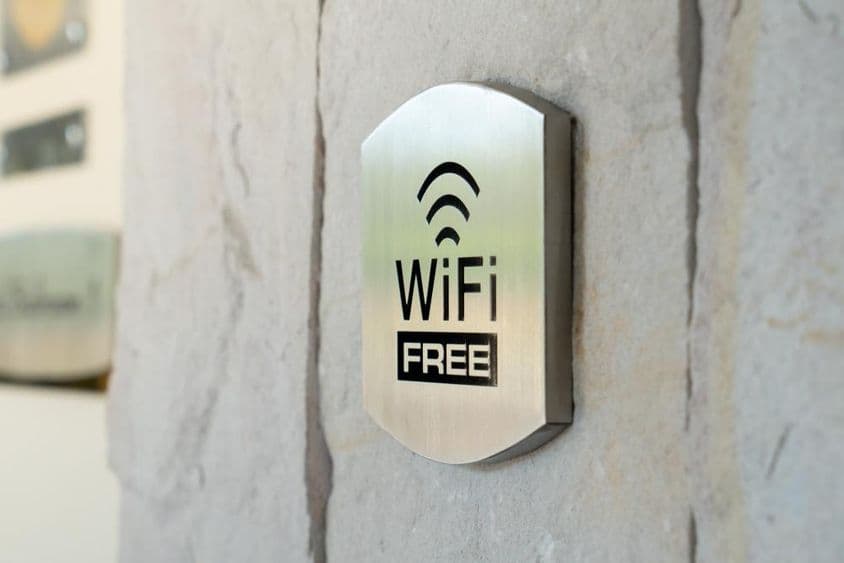 एक होटल की दीवार पर धातु का WIFI संकेत।