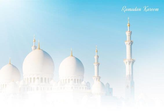 पृष्ठभूमि में एक सुंदर मस्जिद के साथ धन्य रमजान।