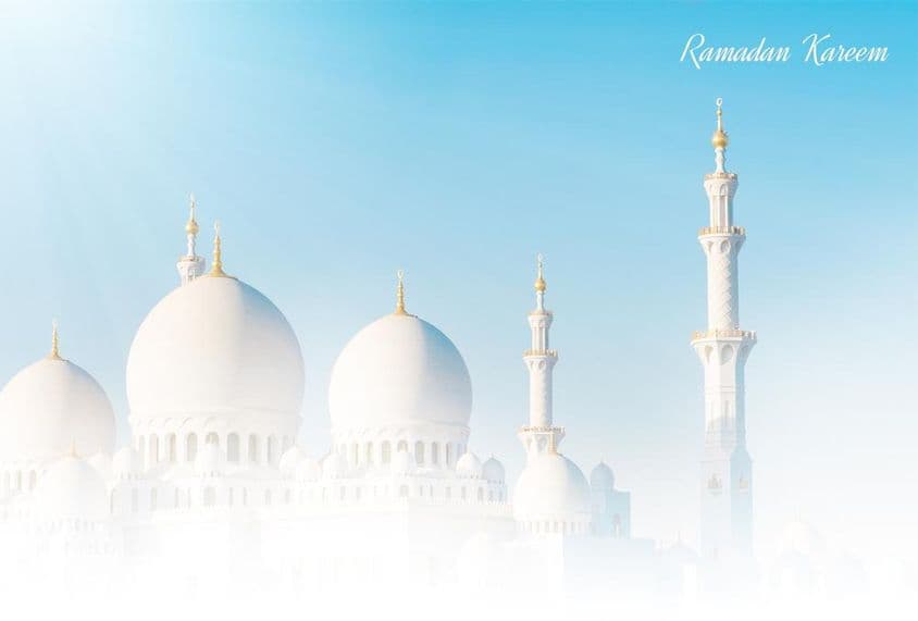 पृष्ठभूमि में एक सुंदर मस्जिद के साथ धन्य रमजान।