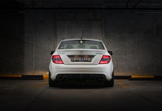 पार्किंग स्थल में मर्सिडीज बेंज C63 2009