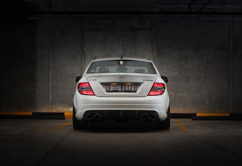 पार्किंग स्थल में मर्सिडीज बेंज C63 2009