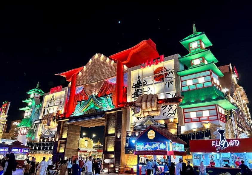 जापानी मंडप के प्रवेश द्वार के गेट्स ग्लोबल विलेज में।