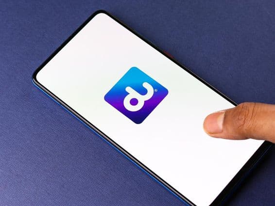 फोन स्क्रीन पर Du नेटवर्क का लोगो।