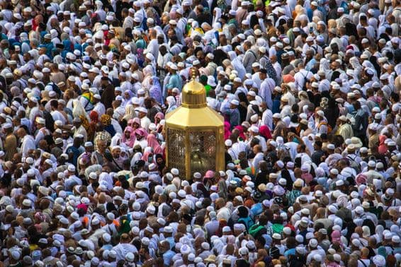 मुस्लिम तीर्थयात्री इब्राहीम की पवित्र स्थल के पास चलते हुए।