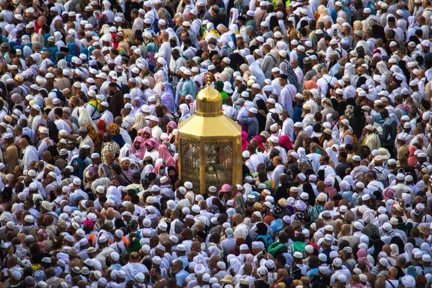 मुस्लिम तीर्थयात्री इब्राहीम की पवित्र स्थल के पास चलते हुए।