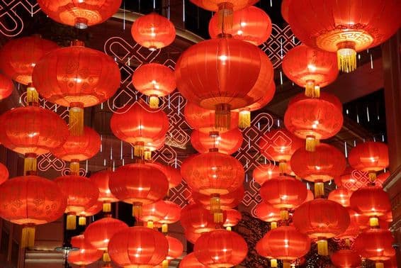 चीनी नववर्ष का जश्न मनाने वाली त्योहारिक लालटेने।