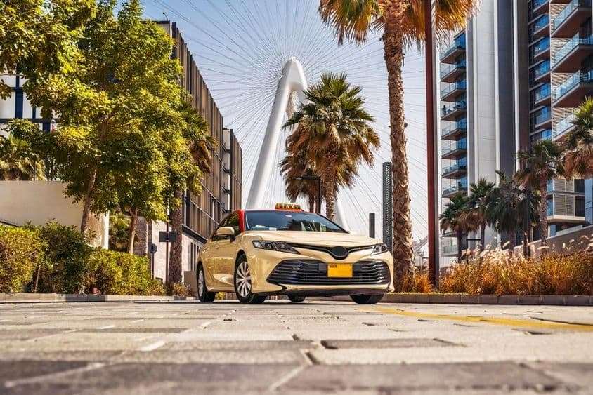 दुबई की सड़क पर एक टैक्सी।